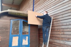 Th.-Benken-fertigt-Schablone-an