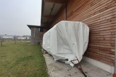 Wagen-in-neuer-Plane-zum-Schutz-unter-der-Woche