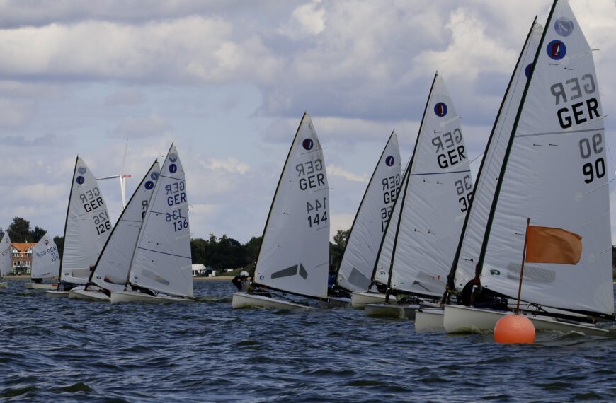 Haubentaucher Regatta – Flagge O an Land vergessen?